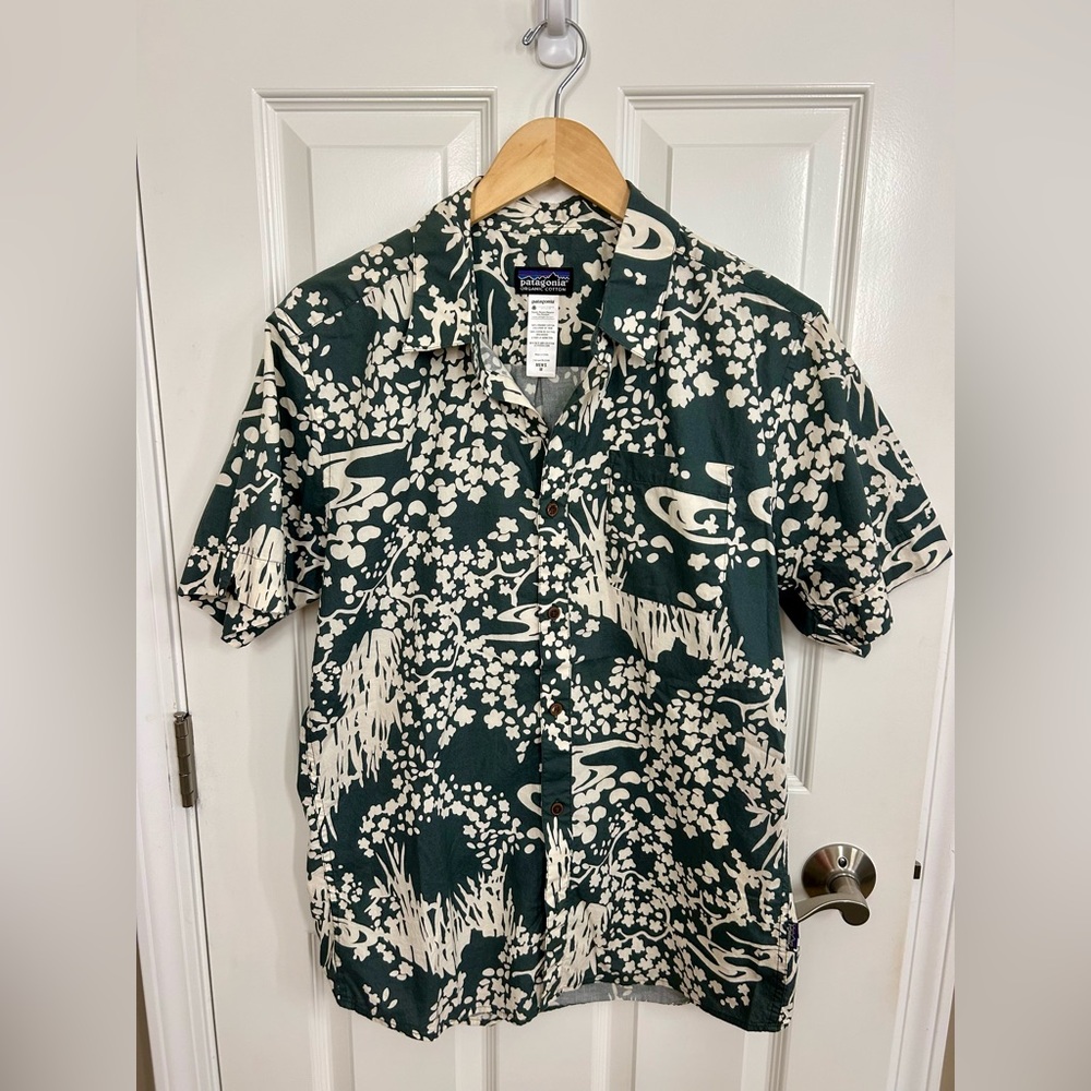 Patagonia Organic Cotton Green & Ivory Floral Men's Button Short Sleeve Shirt M